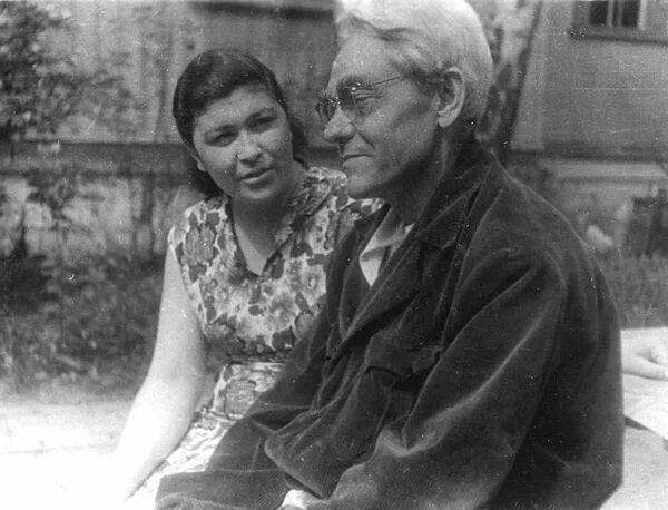 семейный архив с разговорами. листает фотоальбом. семейный архив с разговорами. коваленко фаина яковлевна. серия семейный архив.