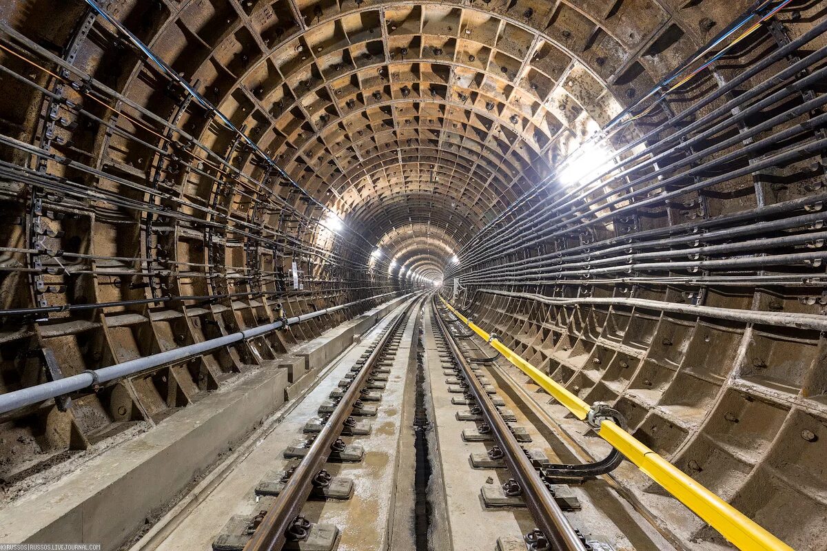 Типы метрополитена. Токосъемный рельс в метро. Контактный рельс Московского метрополитена. Метро Москвы рельсы. Контактный рельс метрополитена СПБ.