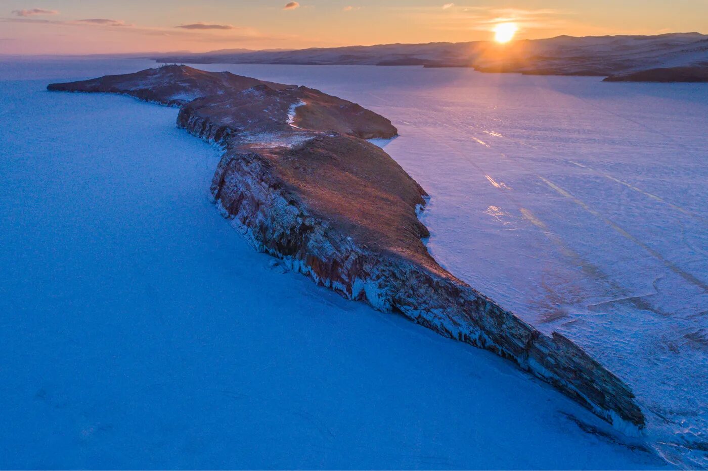 Большой остров байкала. Самый крупный остров Байкала. Байкал достопримечательности. Синий Байкал. Байкал зимой достопримечательности.
