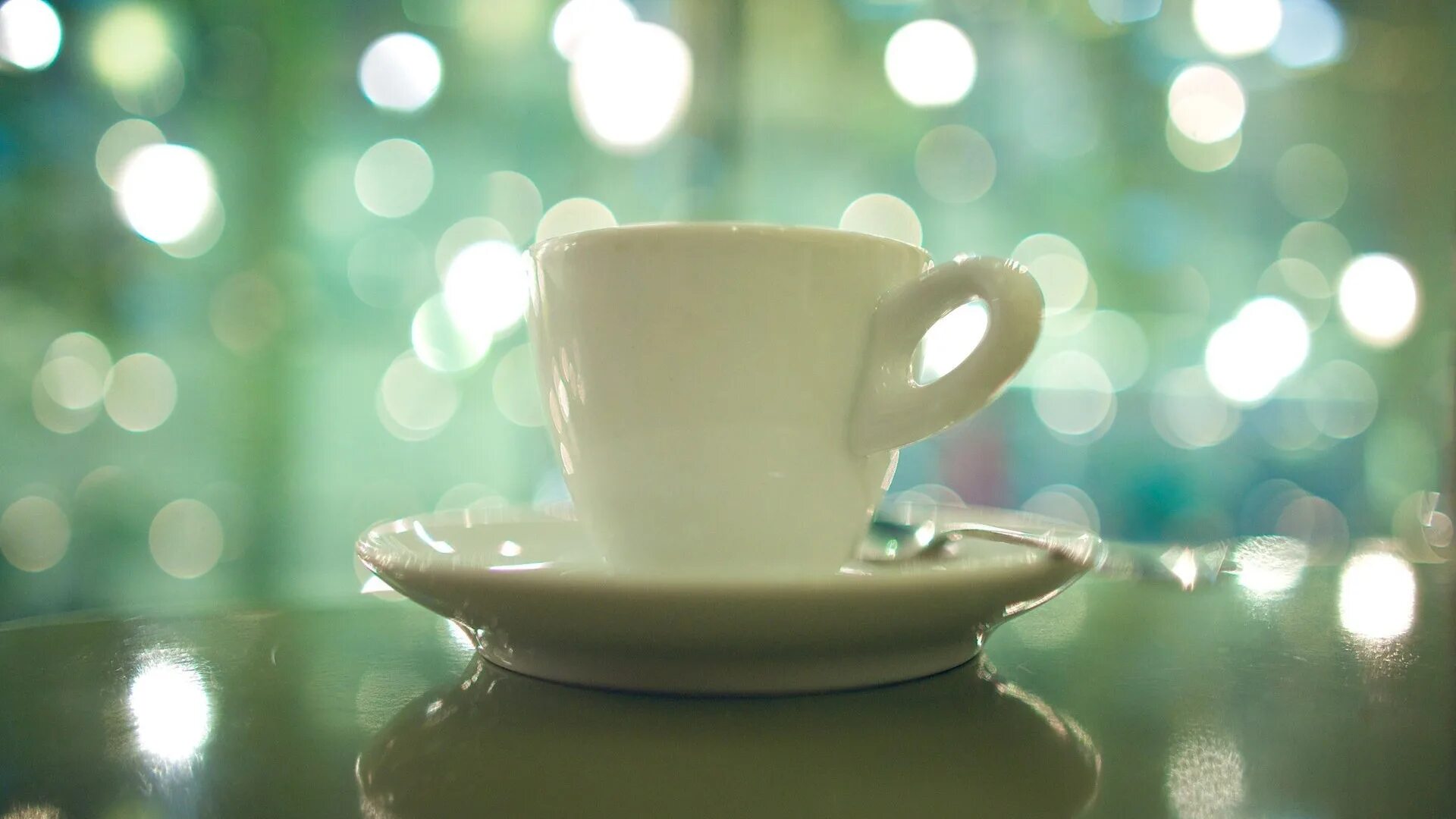 Утро ди. Чашка кофе. Чашка кофе фон. Блики на чае. Чашка "на стол".