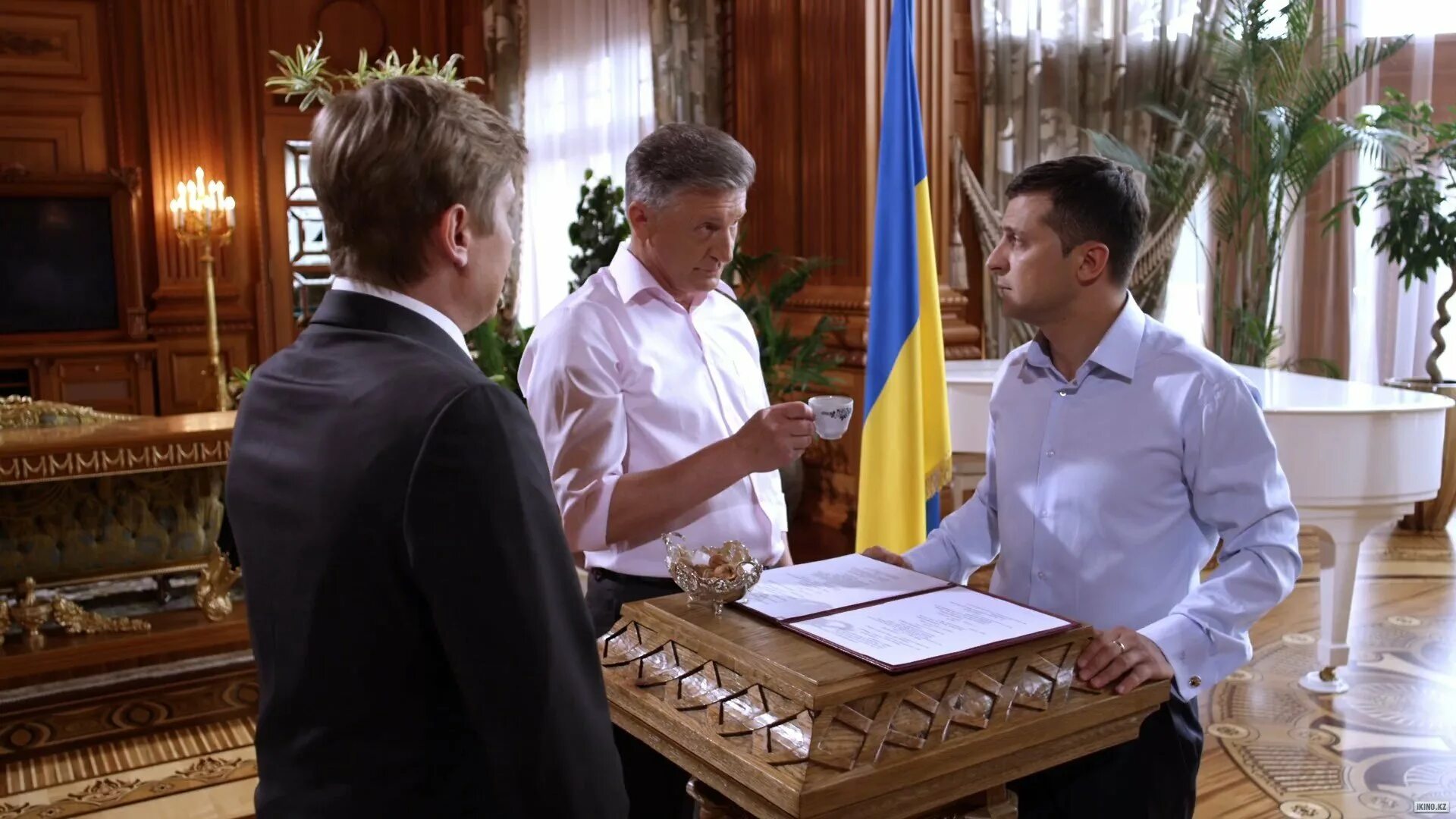 Зеленский в фильме слуга народа. Слуги народа фото. Слуга народа сериал 1 сезон 1 серия. Владимир зеленский инаугурация слуга народа. Слуги народа фото.