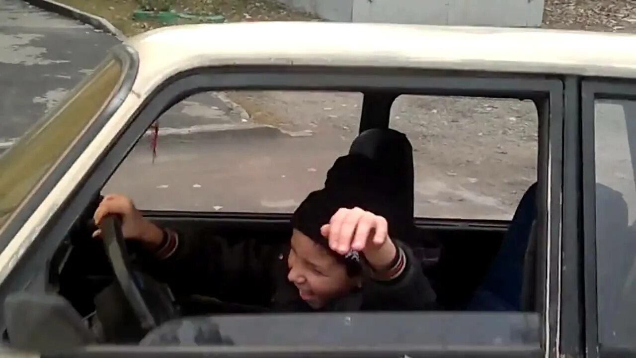 Угонщик машин. За рулем ваза. Кража авто. Выглядывает из машины. Американские полицейские машины в погоне.