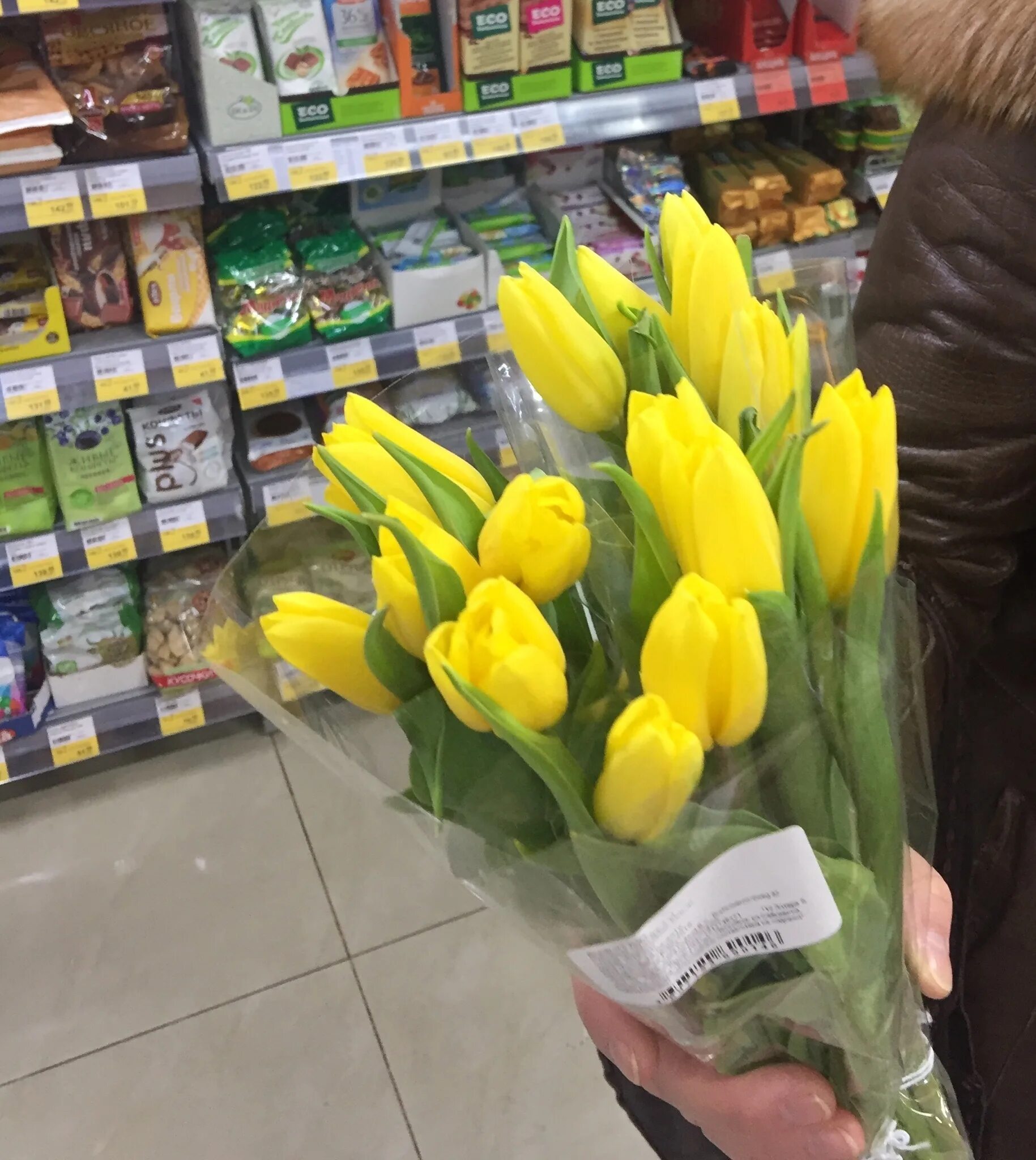 Сколько стоят тюльпаны в красноярске. Продажа тюльпанов у метро. Успей заказать тюльпаны собственного производства. Тюльпаны купить перекресток.
