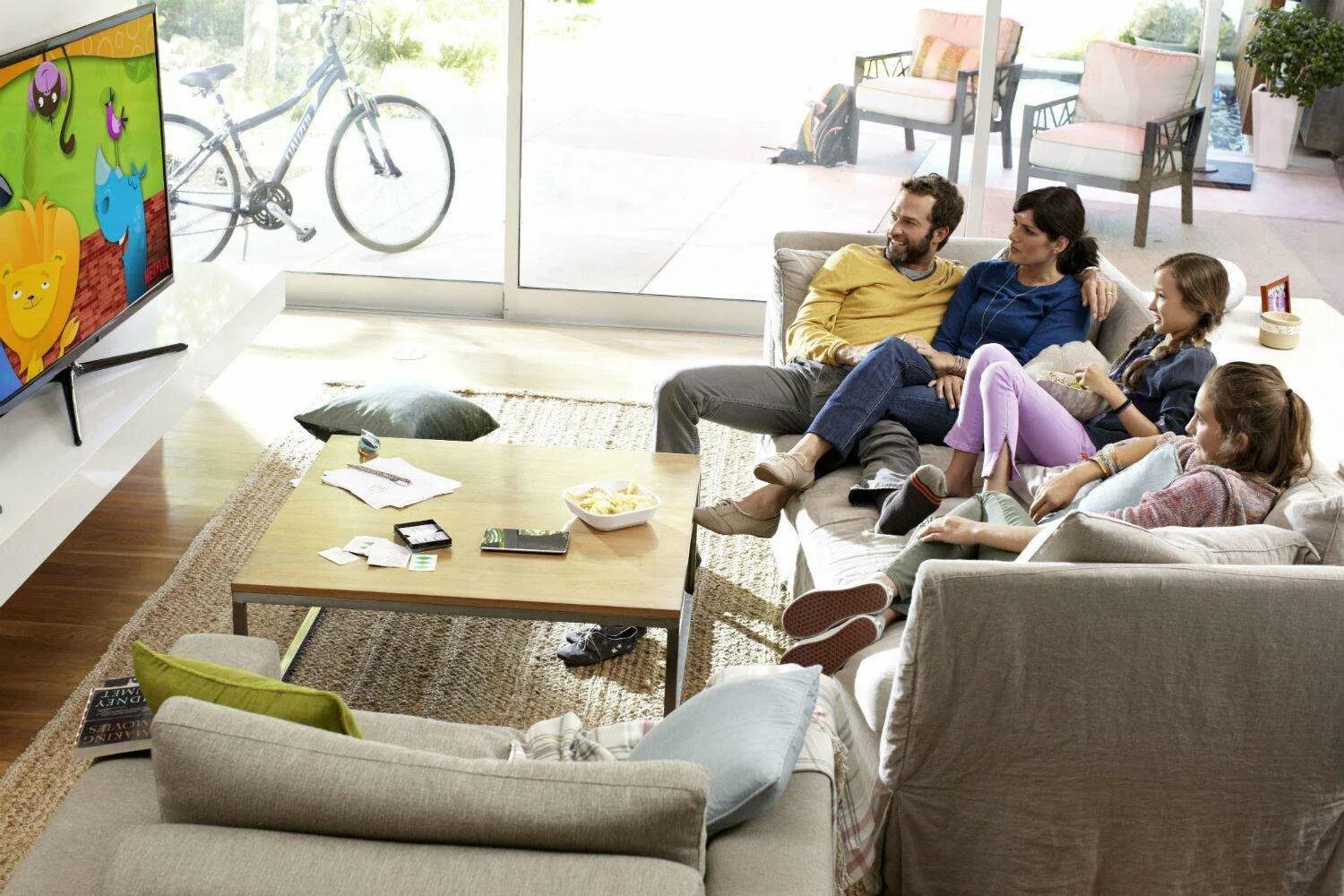 Квест рум lovushka quest. Семейный вечер. Беспорядок в комнате. Комната в общаге. Семья в гостиной комнате.