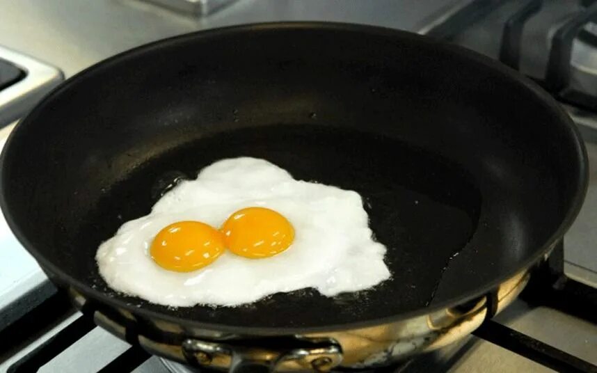 Яйцо с двумя желтками. Двойной желток в яйце. Яичница с двумя желтками примета. Двойной желток примета.