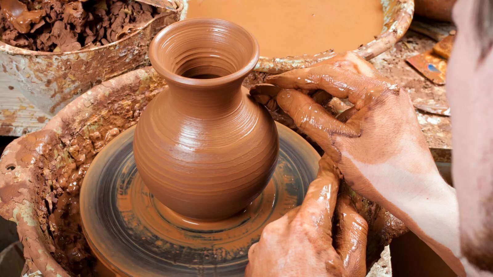 посуда на гончарном круге. лепка на гончарором кругке. термостойкость гончарных керамики. изделия из глины на гончарном круге.