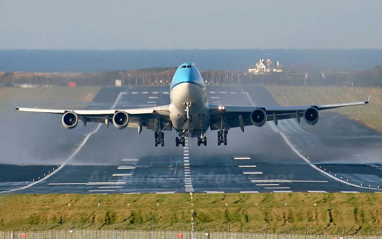 Можно самолеты видео. Боинг 747 взлет. Боинг 747 посадка. Самолет посадка Боинг 747. Боинг 747 взлетает.