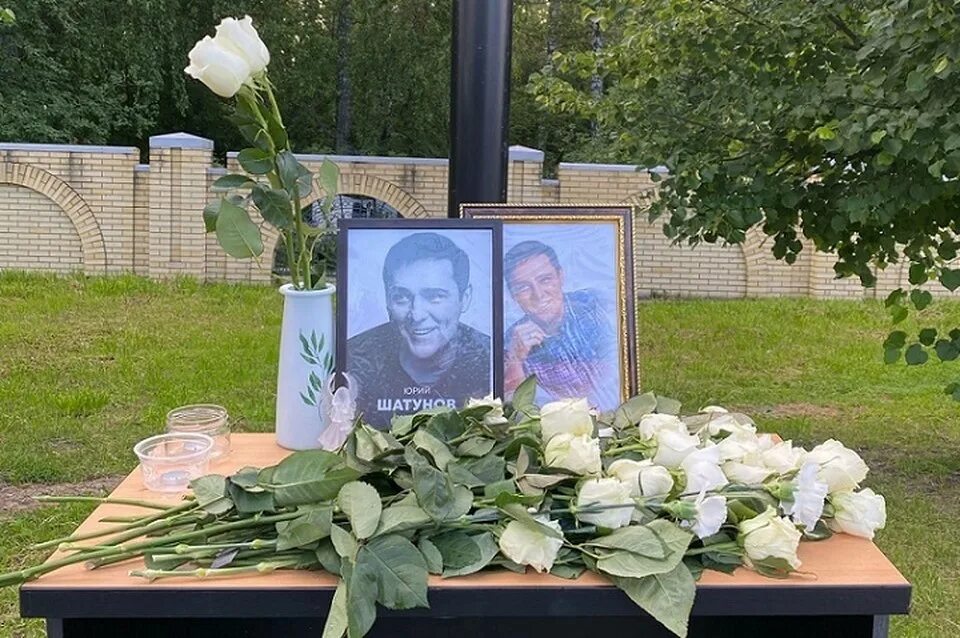 Шатунов памятник. Памятник юрию шатунову на троекуровском кладбище. троекуровское кладбище юрий шатунов. могила юры шатунова. памятник юрия шатунова на кладбище.