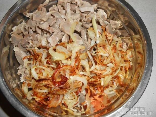 куриные желудочки по-корейски. салат с жареным луком и грибами. морковь по корейски с опятами. салат с куриными сердечками. салат из куриных желудков.