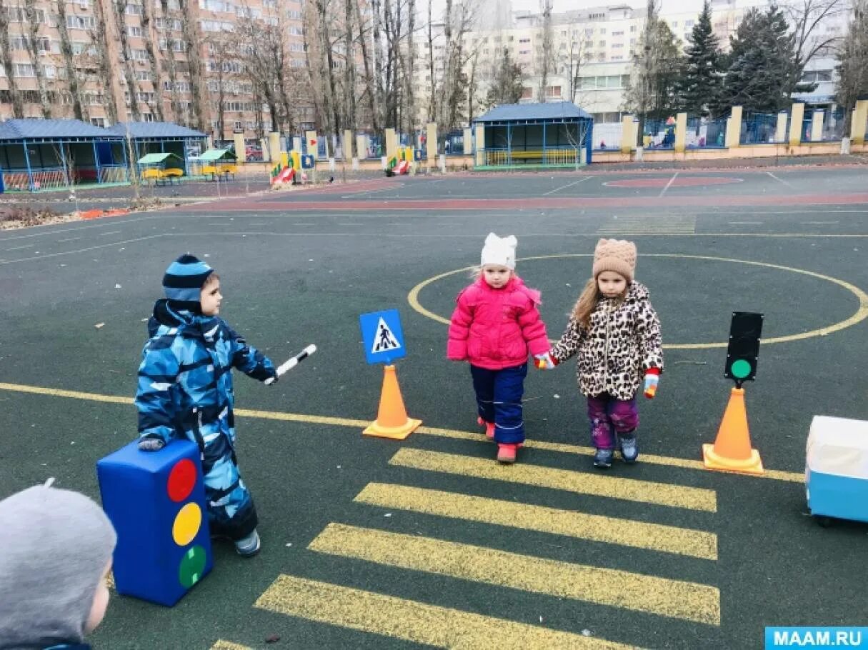Работа по пдд в младшей группе. Прогулка пдд в младшей группе. пдд в младшей группе на улице. фотоотчёт пдд в детском саду. занятие по пдд на улице.