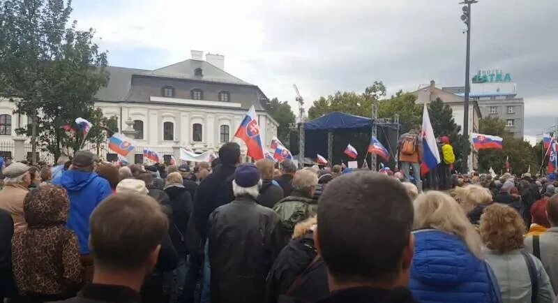 Митинг. Митинг в Словакии. Митинги в Словакии в поддержку России 2022. Митинги сегодня. Митинг 20 февраля