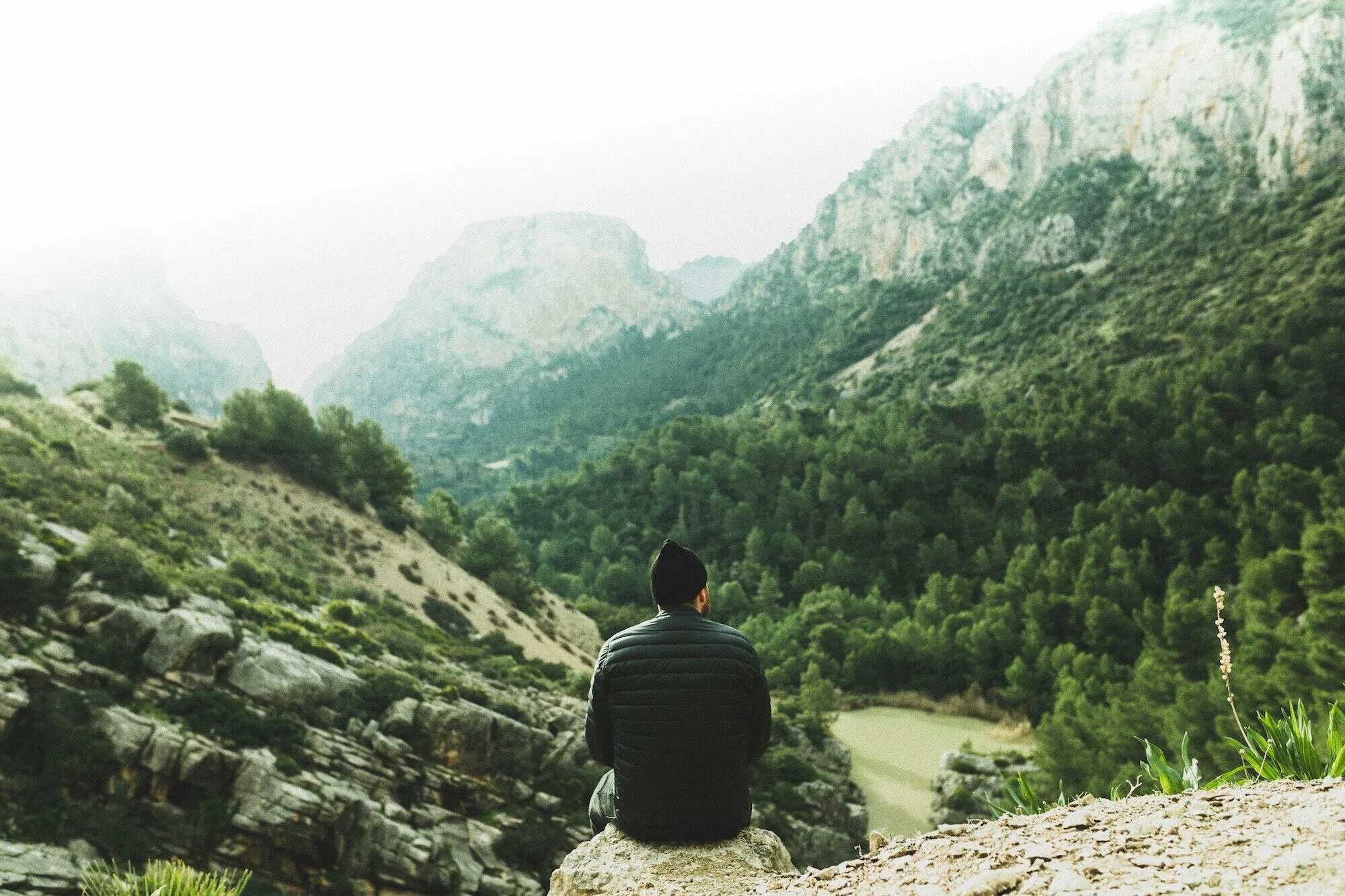 Человек в горах. Любовь к путешествиям. Картинки Unsplash. Man Mountain Meditation. Travelling is expensive