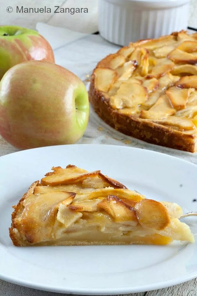 Заварной яблочный пирог. Яблочный тарт. Яблочный тарт с заварным кремом. Французский яблочный тарт. Шарлотка с кремом и яблоками.