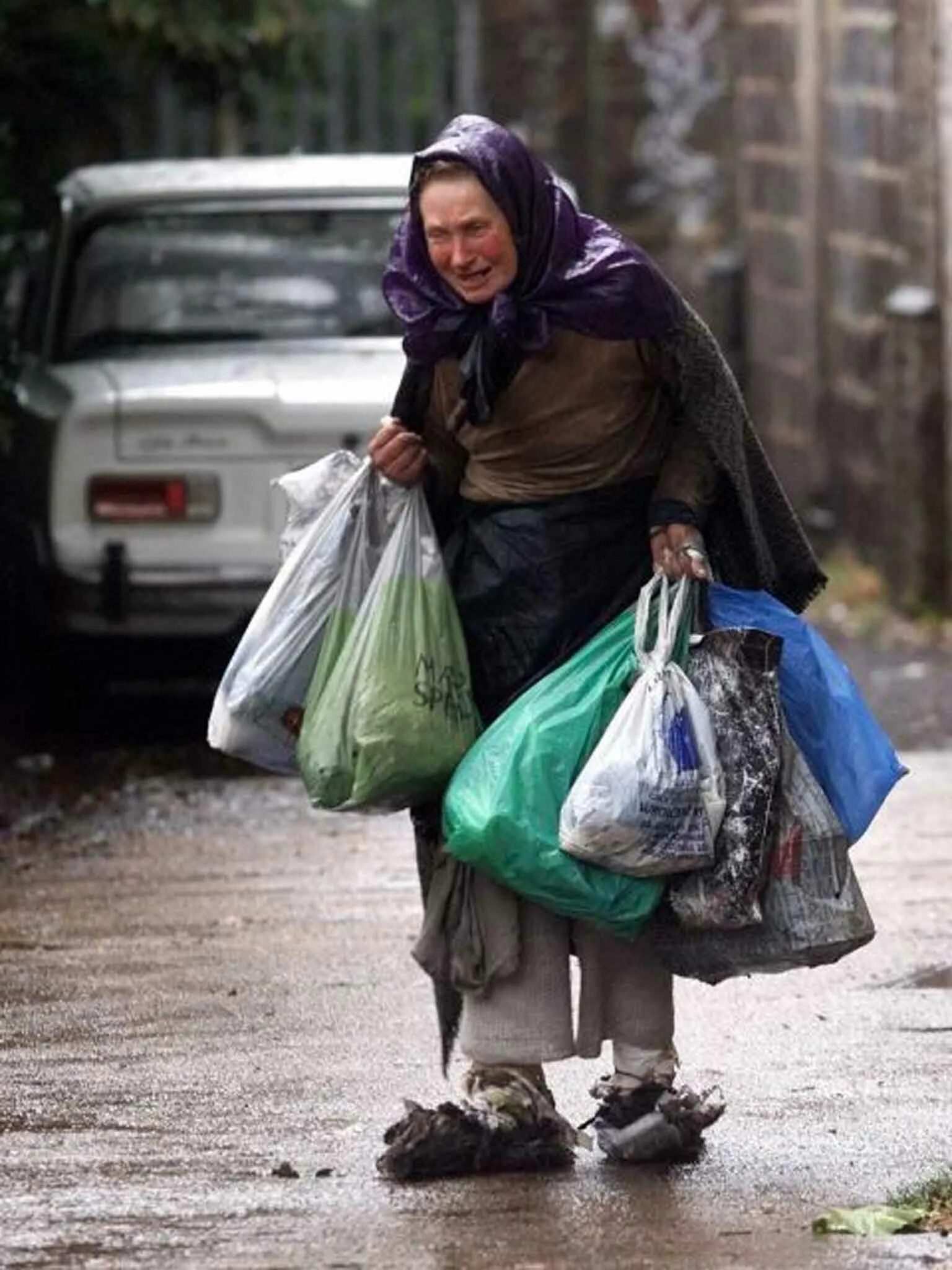 Homeless women. Уставшая женщина с сумками. Модный бомж.