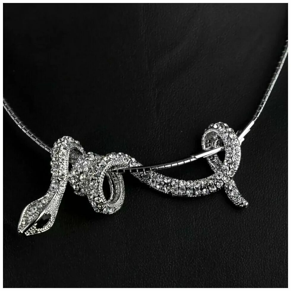 колье со змеей. колье со змеей. картье белая змея колье. змеиное колье. украшение змея на шею.