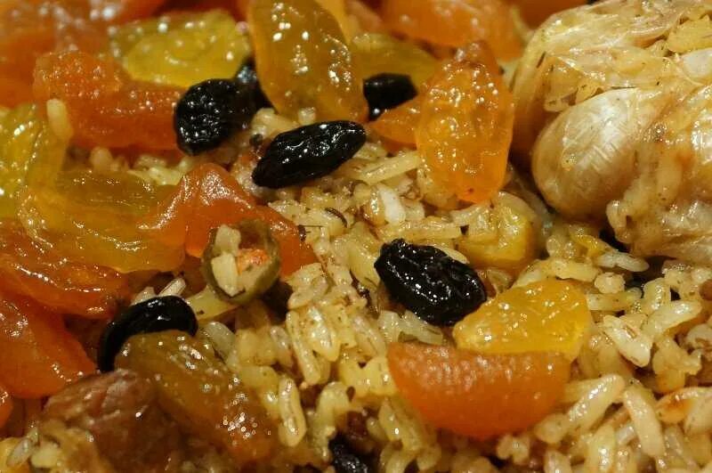 Плов из сухофруктов с рисом. Армянский фруктовый плов. плов с сухофруктами изюм курага. фруктовый бухарский плов. бухарский плов с сухофруктами.