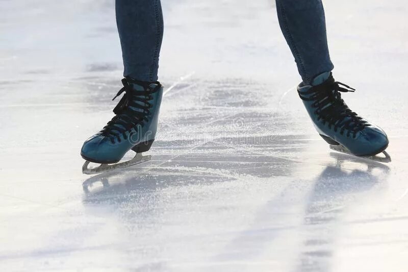 Девушка на коньках. Катание на коньках. Ноги в коньках. Дети на катке. Хоккейные коньки на льду.