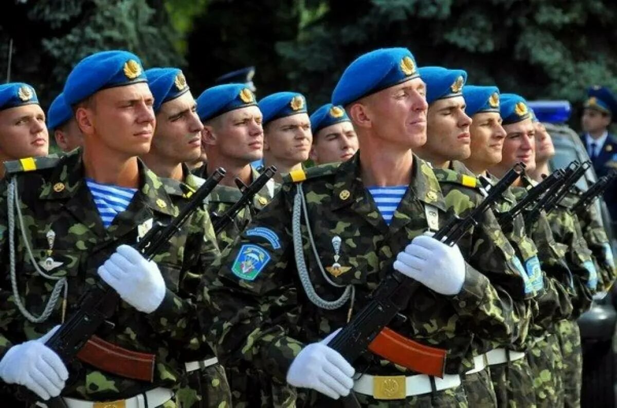 Украинские десантники. Воздушно-десантные войска РФ. Воздушно десантные войска ВДВ России. ВДВ спецназ ВДВ - голубые береты. Воздушно-десантные войска России беретка.