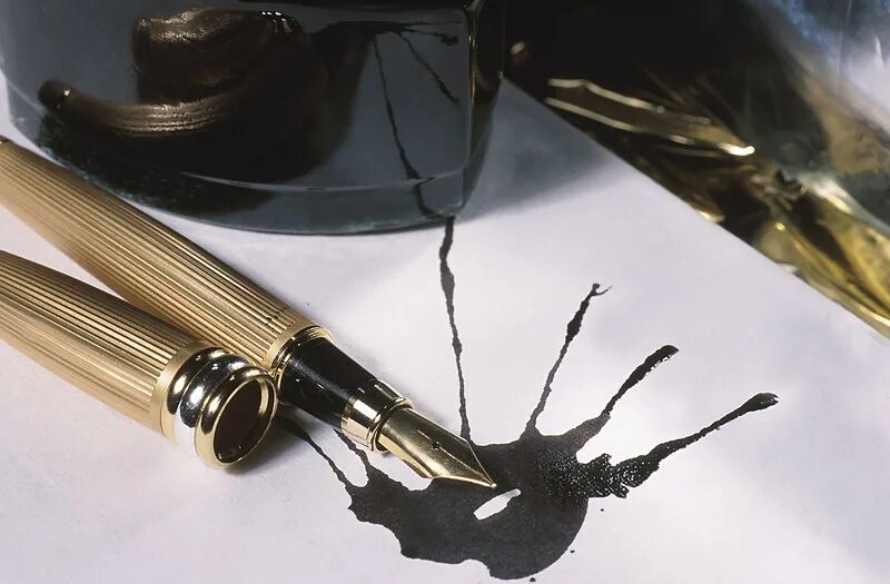 Пролитые чернила. Чернила на белом фоне. Пролитые чернила. Тушь перо. Разлитые чернила.