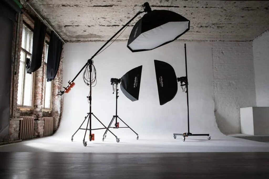 Студия спб фотостудия. Фотостудия спб черная циклорама. зал в фотостудии. зал white фотостудия. фотосессия в питере в студии.