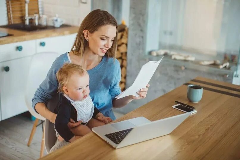 Мама с ребенком за компьютером. Специалист по уходу за детьми. Содействие занятости женщин. Женщина с ребенком. Мамочка в декрете портрет ца.