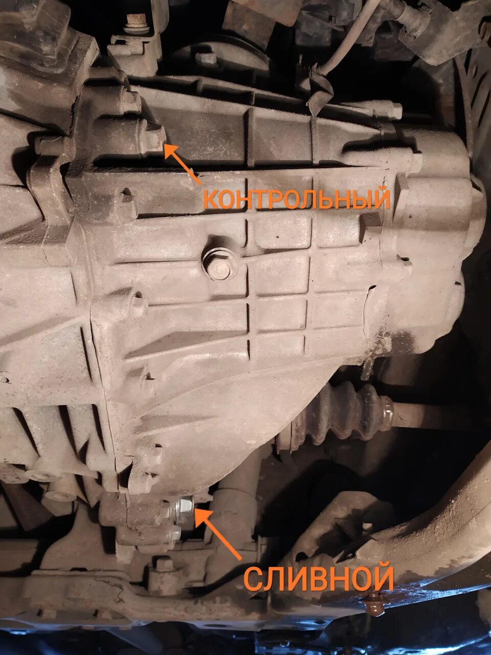 Масло в акпп kia ceed jd 1. Замена масла в коробке сид. Замена масла в коробке сид. 6 механика заливная пробка кпп. Заливной болт акпп киа рио 2010.