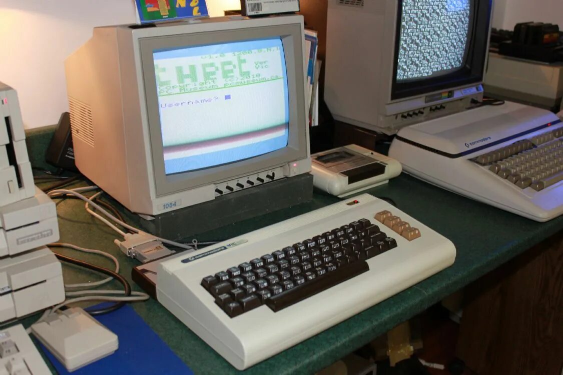 Commodore Vic-20. Компьютер Commodore Vic-20. Commodore Vic-20 с монитором. Commodore Vic-20 (1981) игры.