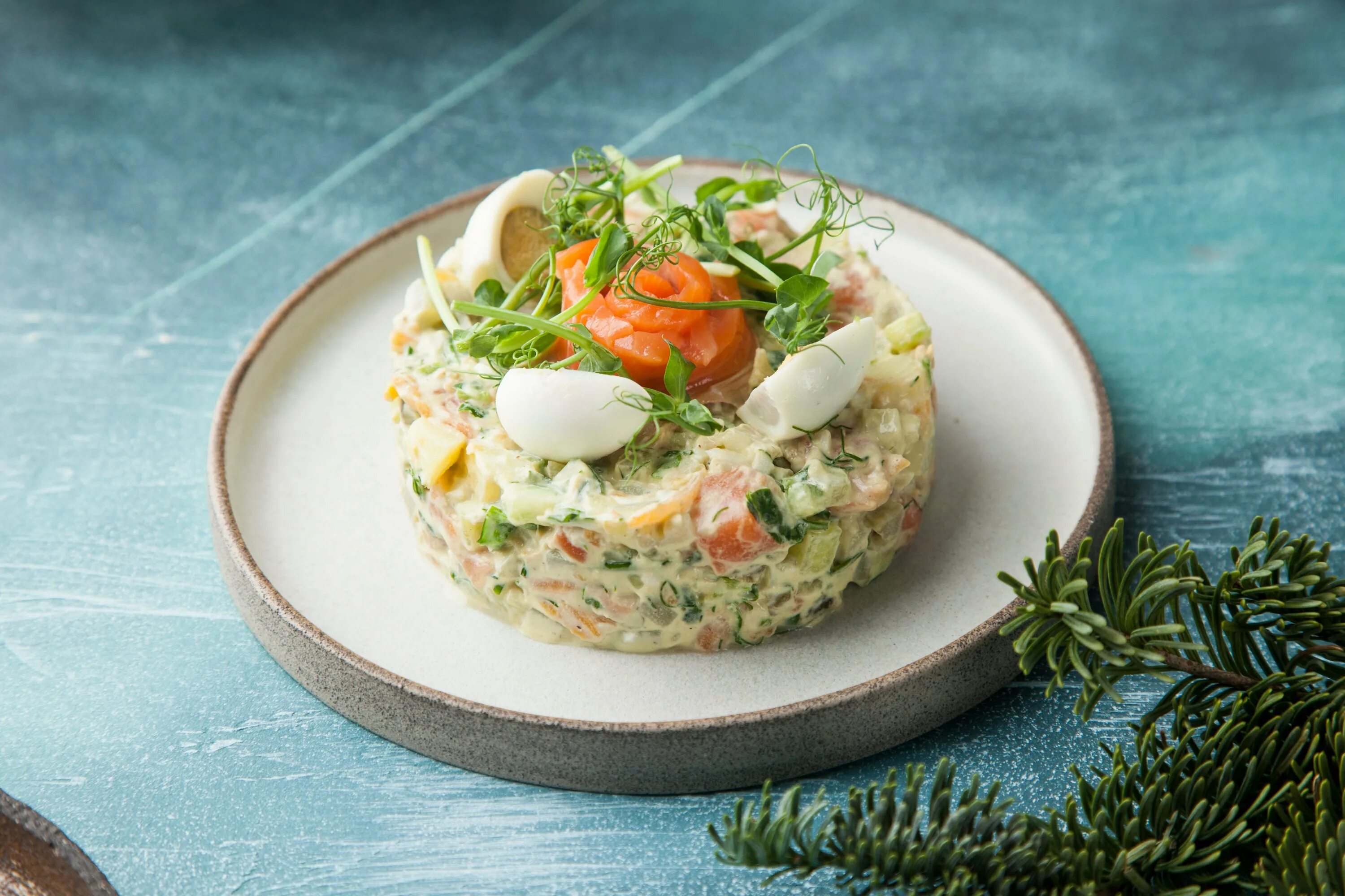 Мясной салат оливье классический. Классическое оливье с говядиной. Красивая подача оливье на новый год. Оливье с мясом и свежим. Оливье с мясом и свежим.