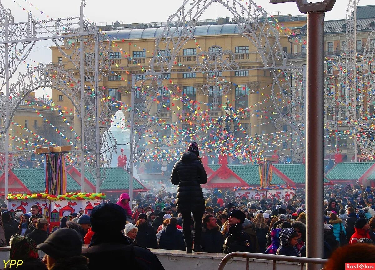 Масленица на Манежной площади. Масленица в Москве 2017. Ледяная скульптура на Манежной площади Масленица. Масленица Москва 2017 ледяные фигуры.