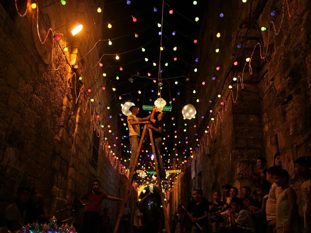 Lighting up time. Посвящение в свете нью-йорк. Lighting up time. Комната для девушки. Газон вечером.