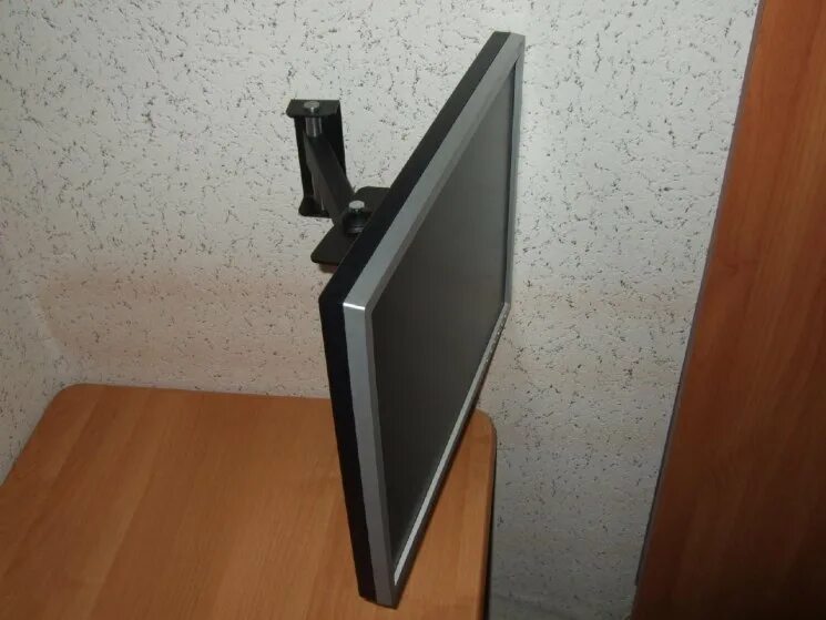 Повесить монитор. Монитор 42 дюйма Fujitsu кронштейн для установки. Монитор Samsung 720 n крепление к стене. Монитор Acer sa241y крепление к стене. Компьютерный монитор на стену.