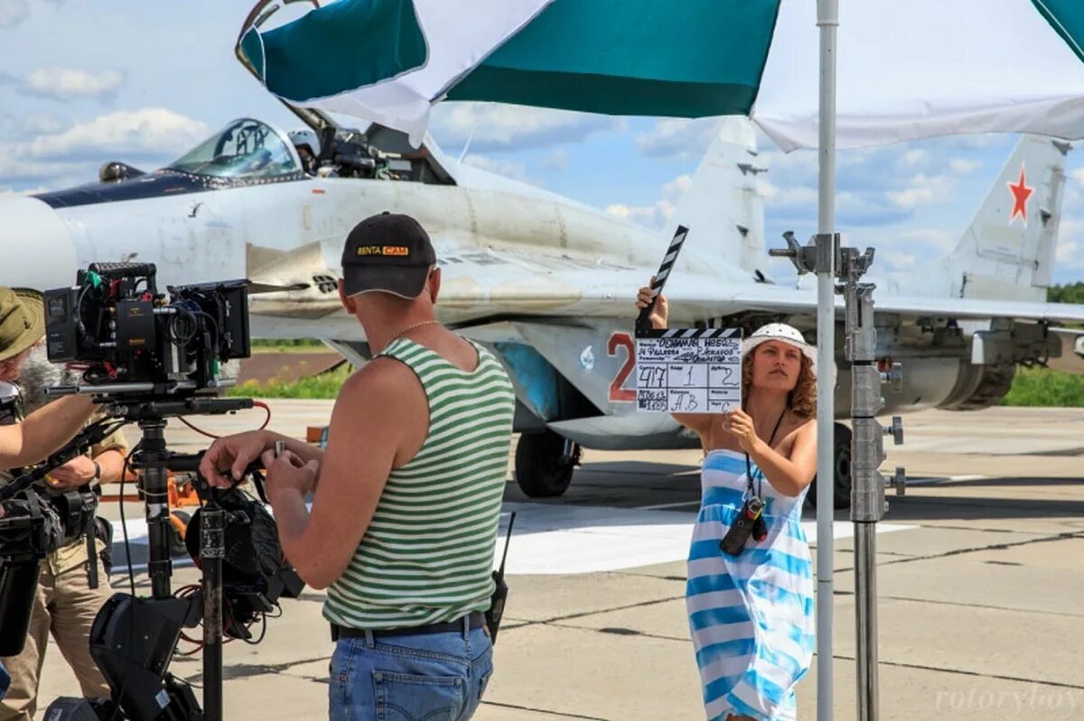 обнимая небо. обнимая небо снимали. обнимая небо женя луговая. обнимая небо трейлер. обнимая небо сериал.