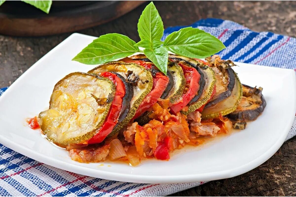 Горячее блюдо курсовые. Овощной рататуй. рататуй французское блюдо. рататуй из баклажанов. рататуй с баклажанами.