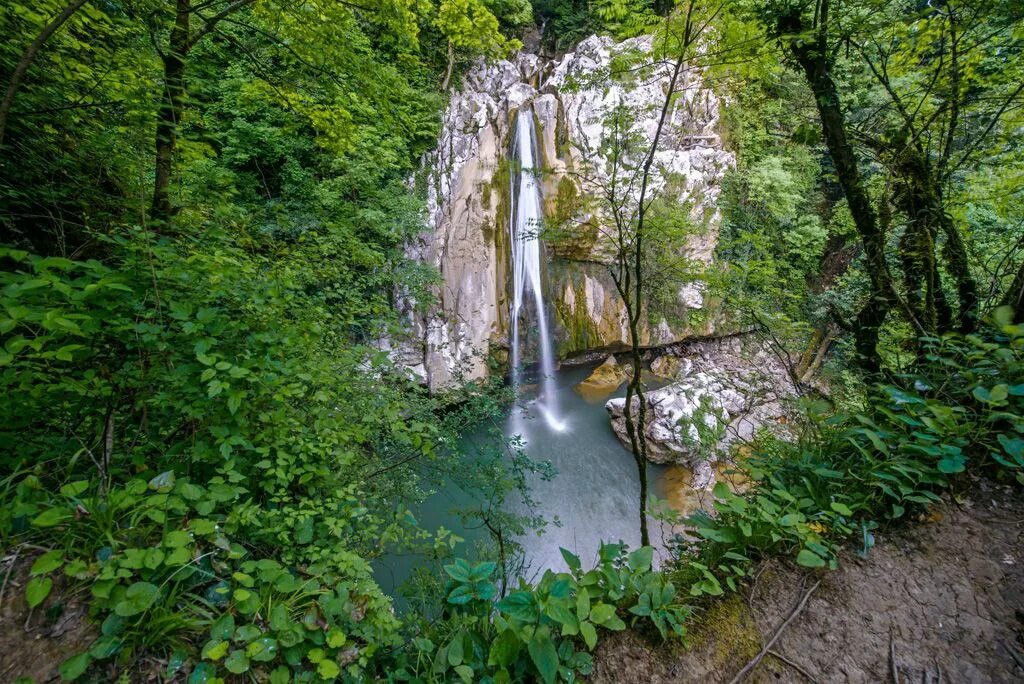 Агурские водопады краснодарский край. Сочи ущелье Агурское ущелье. Агурское ущелье Чертова купель. Агурское ущелье и водопады. Водопад Чертова купель Сочи.