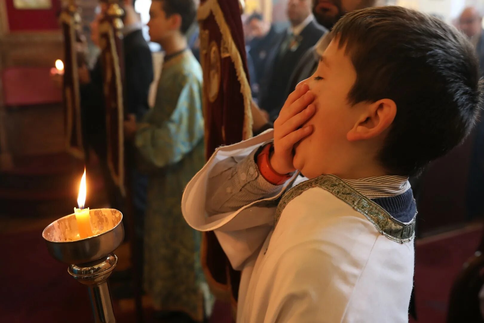 Руки во время молитвы. Дети в церкви. Люди в храме. Молитва в церкви. Человек молится в храме.