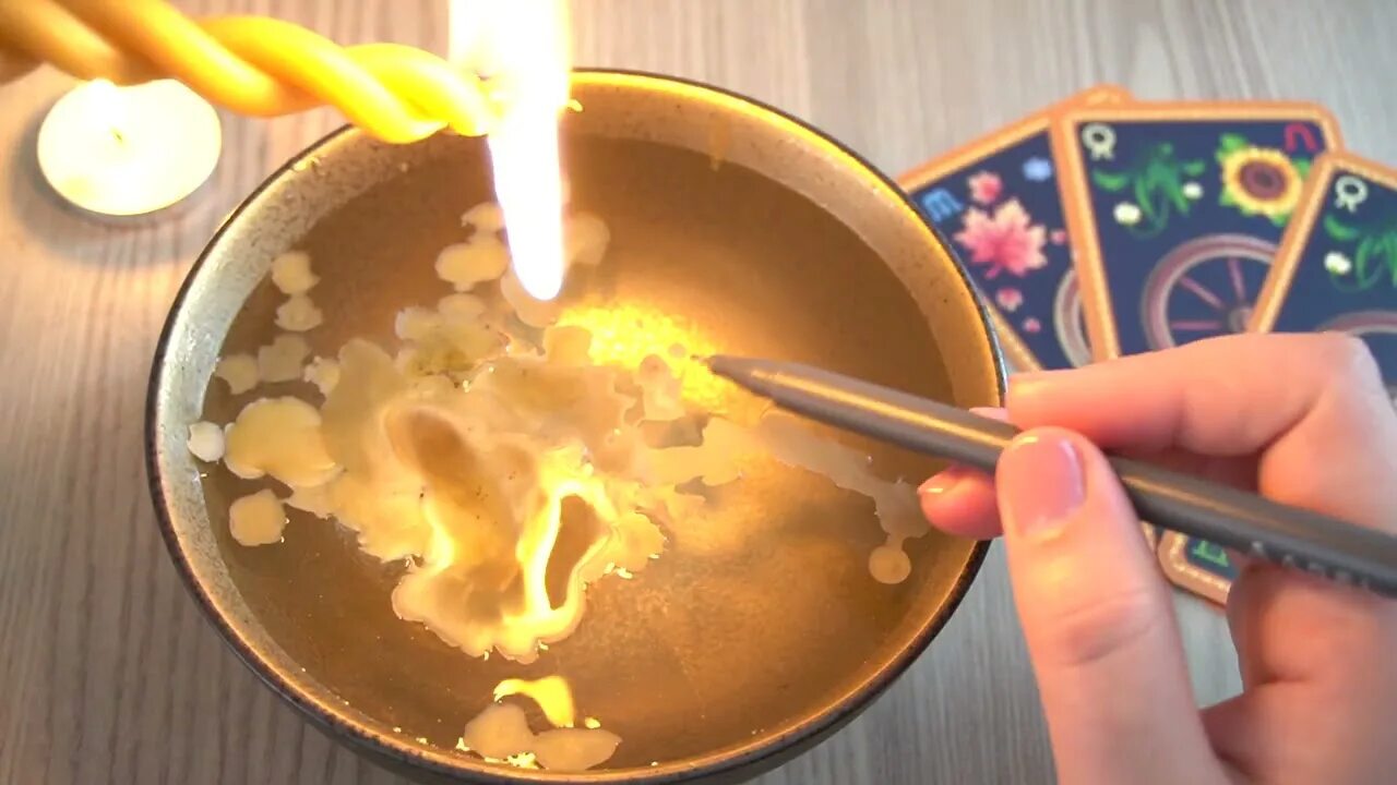 Растопленный воск. Расплавленный воск в воде. Свечные отливки. Литье воска гадание. Воск магия.