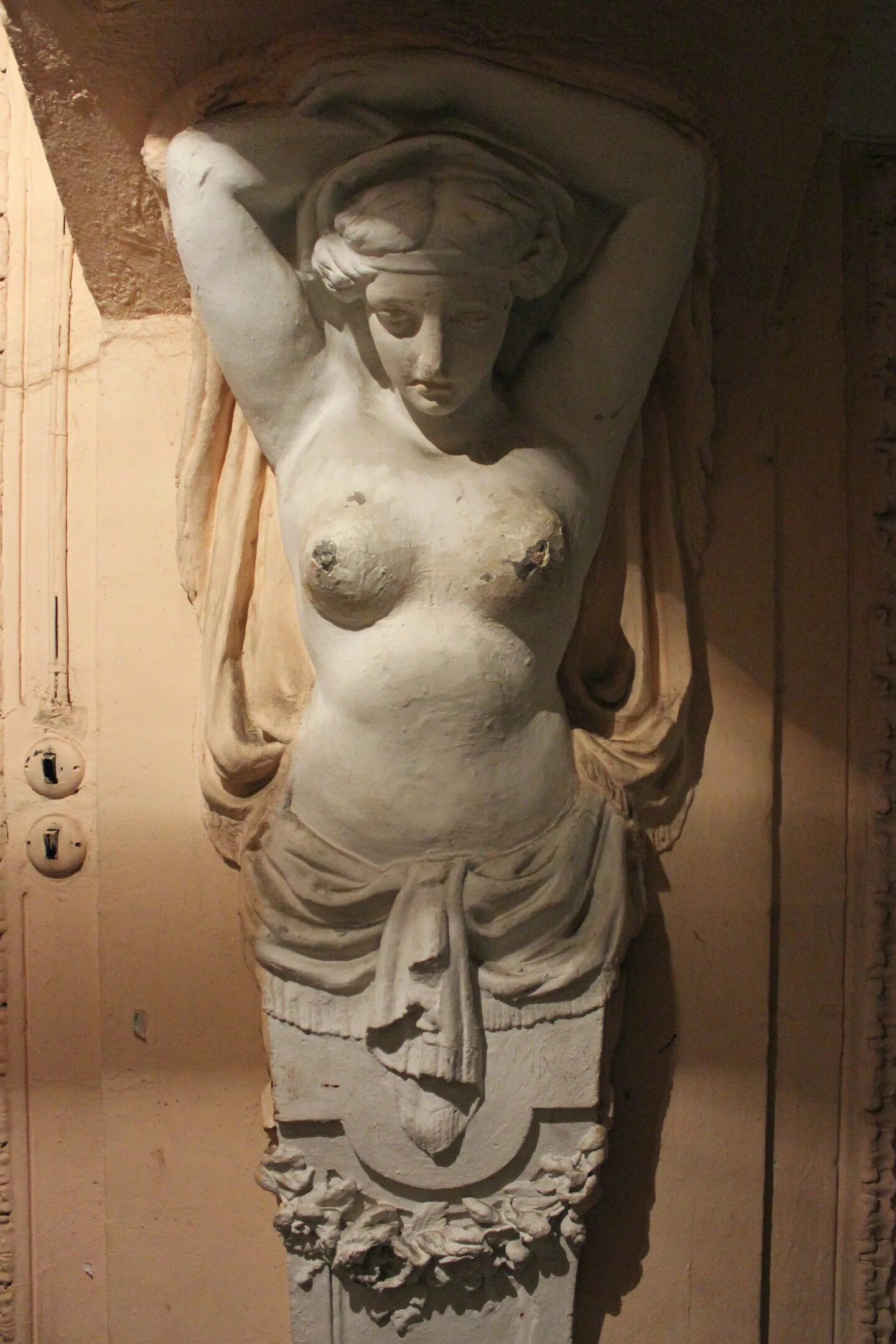 атланты женщины. кариатиды в древней греции. атланты женщины. кариатида скульптура. атланты и кариатиды греция.