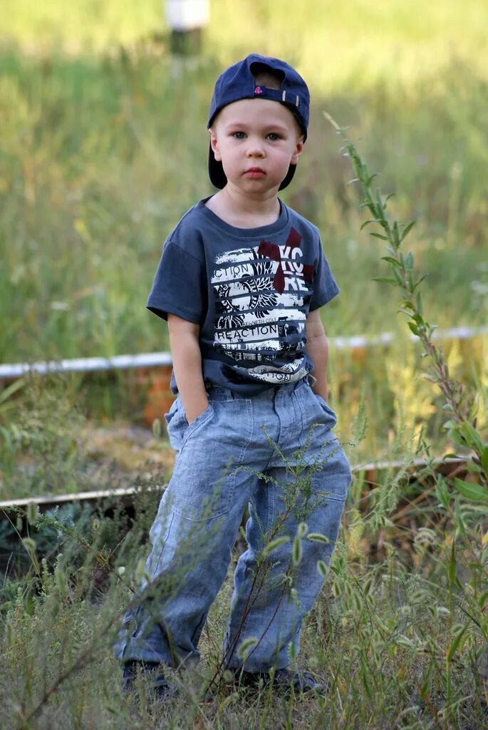 Питт в детстве. Брэд Питт в детстве фото. Brad Pitt childhood. Брэд Питт детские фото. Фото маленького Брэда Питта.