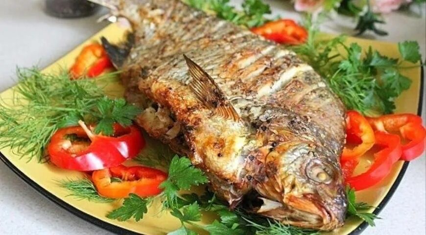 Фаршированный лещ. Фаршированный лещ. Лещ запеченный с овощами. Запечь леща в духовке целиком. Что можно приготовить из рыбы лещ.
