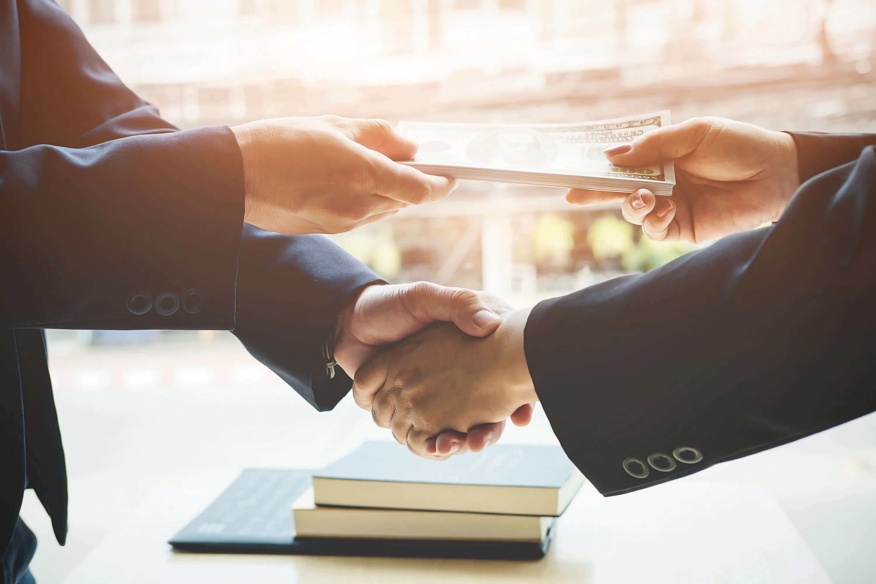 Online shopping or real shopping сочинение. The largest deal. Деловые люди заключают договор. The largest deal. Бизнесмен деньги рукопожатие.