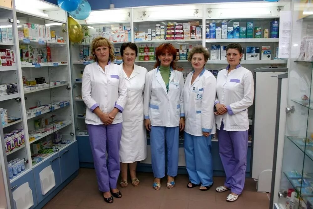 Аптека работает сейчас. Аптека планета здоровья заведующая аптекой. аптека планета здоровья калуга. сотрудники аптек планета здоровья. персонал аптеки.