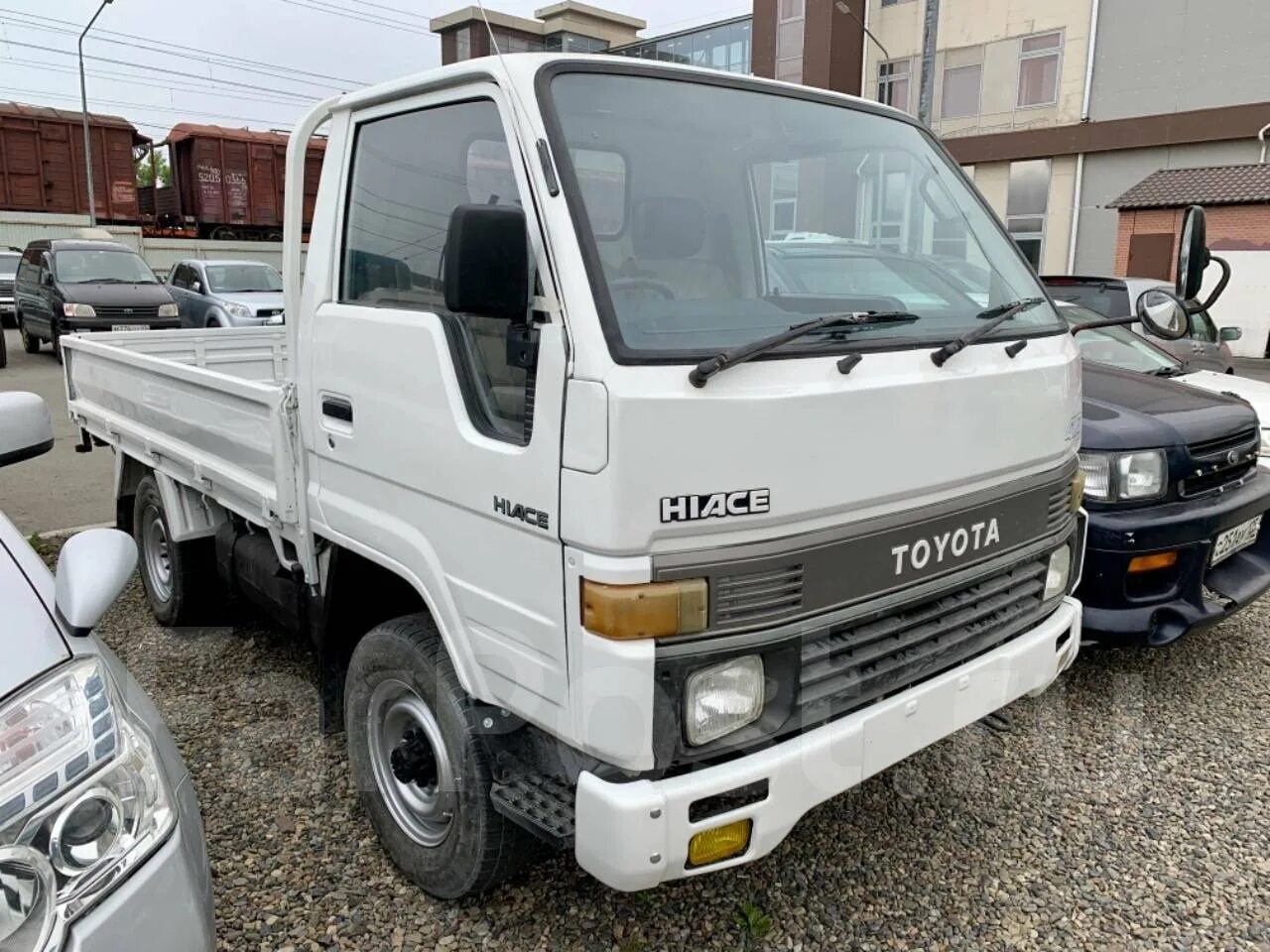 Самосвал тойота дюна во владивостоке. Тойота грузовик 10 тонн. Мазда титан 1998 год. Hino полный привод. Тойота дюна двухкабинник 4х4.