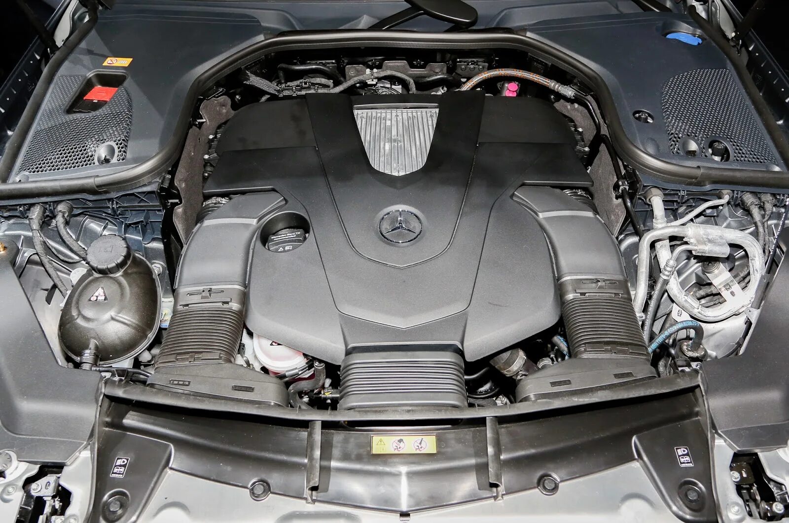 Mercedes e двигатели. Motor Mercedes e350. Mercedes e200 мотор. Mercedes e350 2011 двигатель. Двигатель Мерседес e350 4matic.