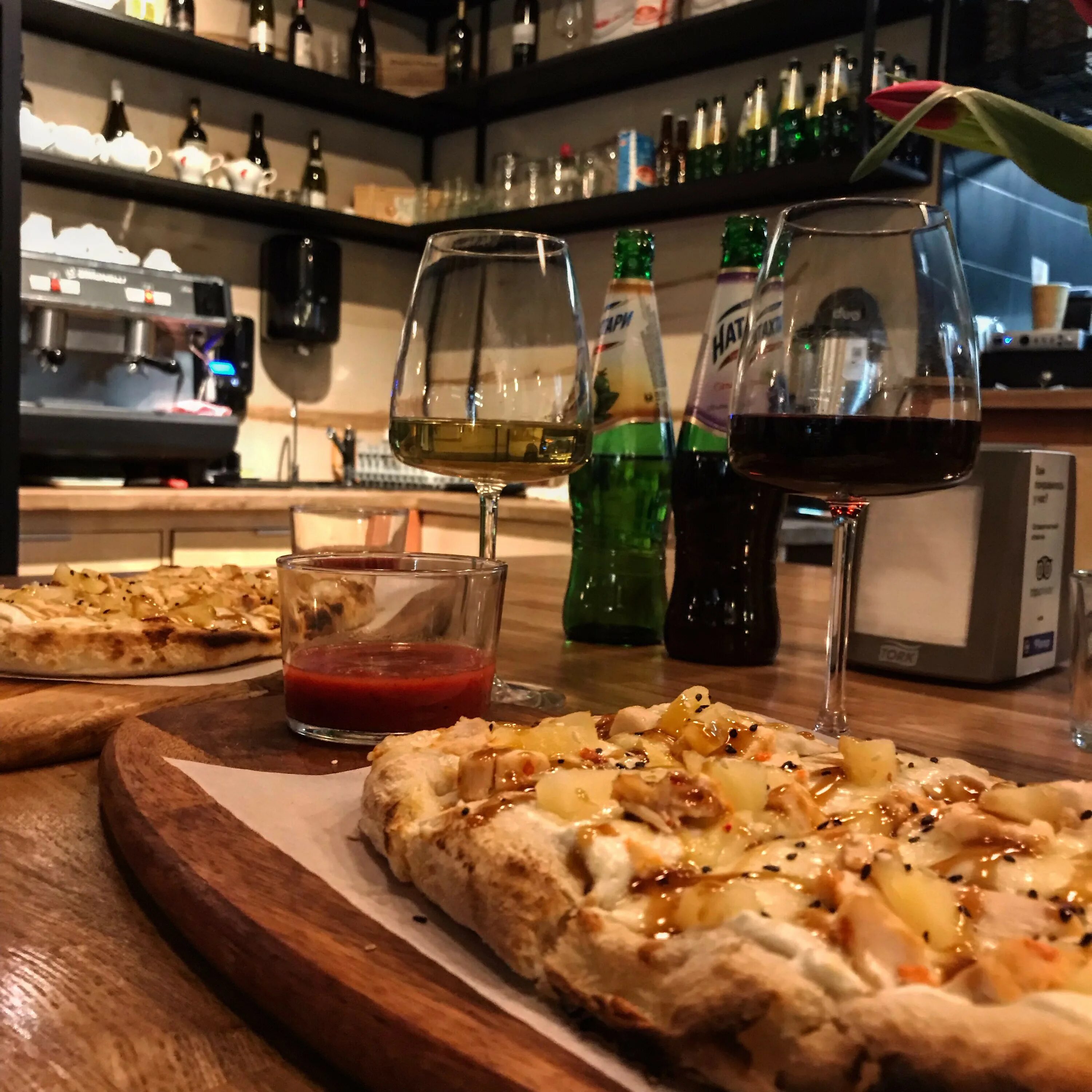 Пицца на ужин. Duo pizza and Wine Екатеринбург. Пицца и вино. Пицца в кафе.