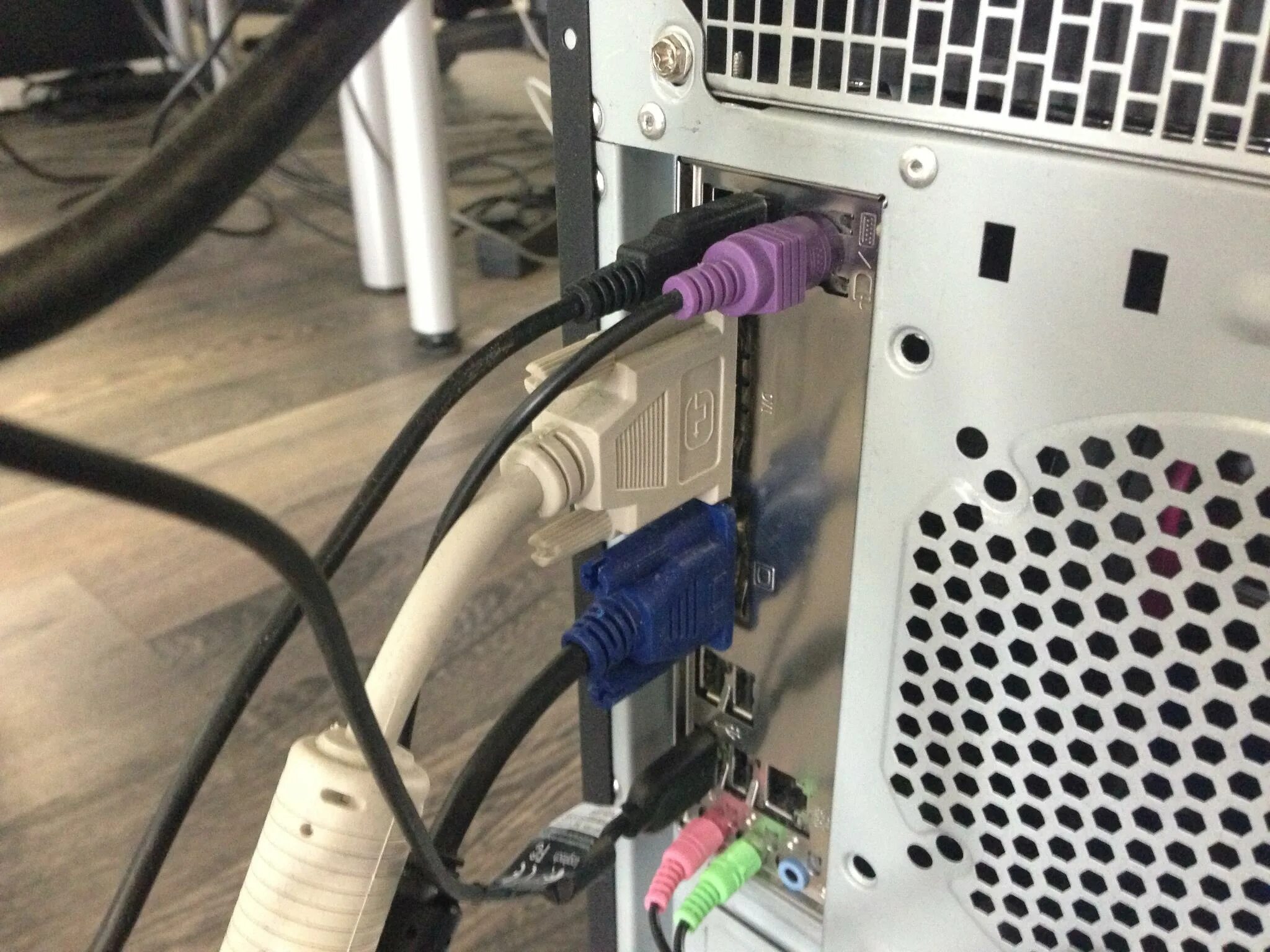 Какие провода нужны для подключения компьютера. Подключить монитор Филипс к системному блоку. Как подключить монитор к блоку. Как правильно подключить провода в системном блоке компьютера.