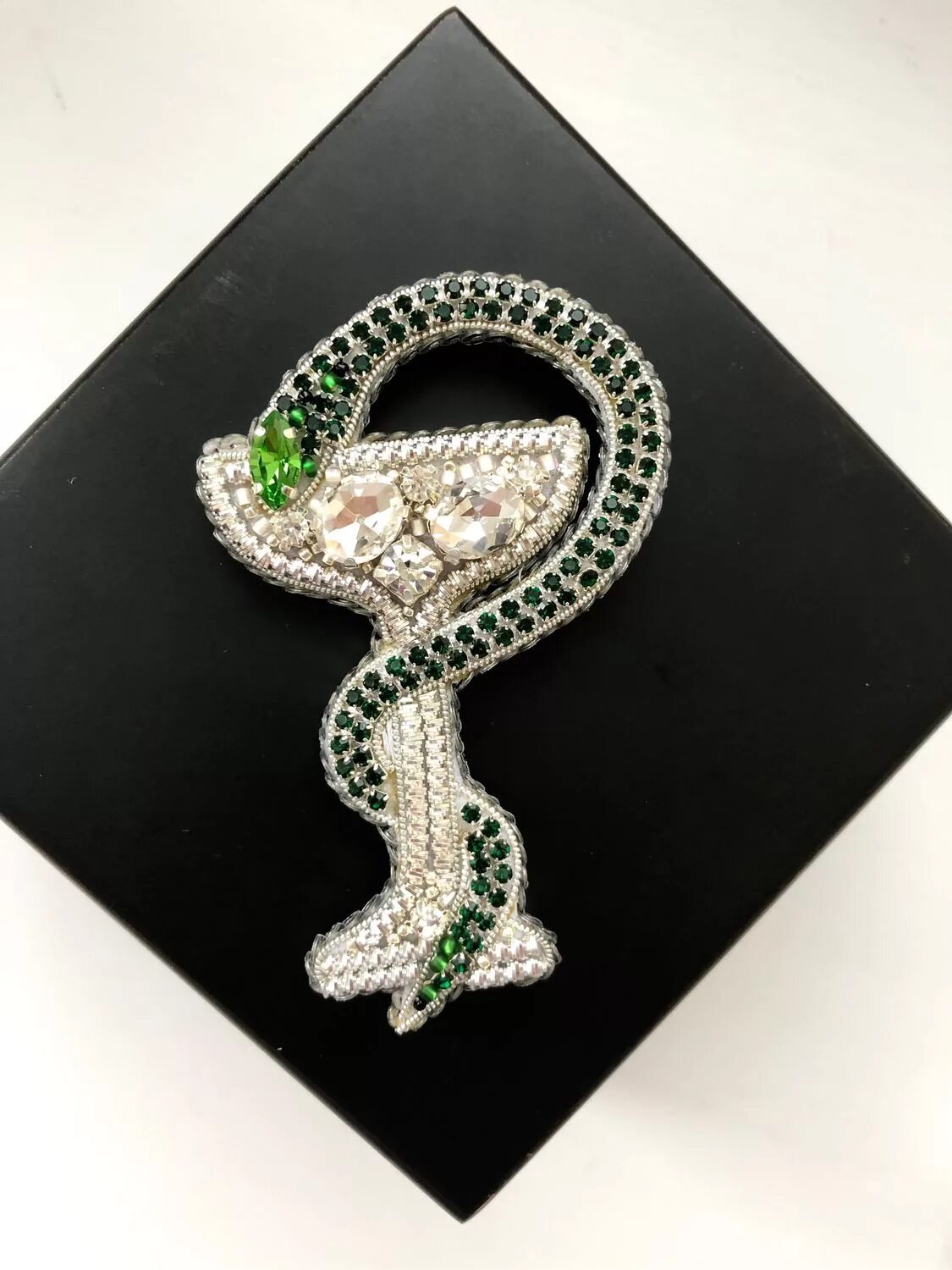 Кольцо змейка золото санлайт. Кольцо змея с камнем. Змея ручная работа. Колье жгут змея. Чаша гигеи брошь.