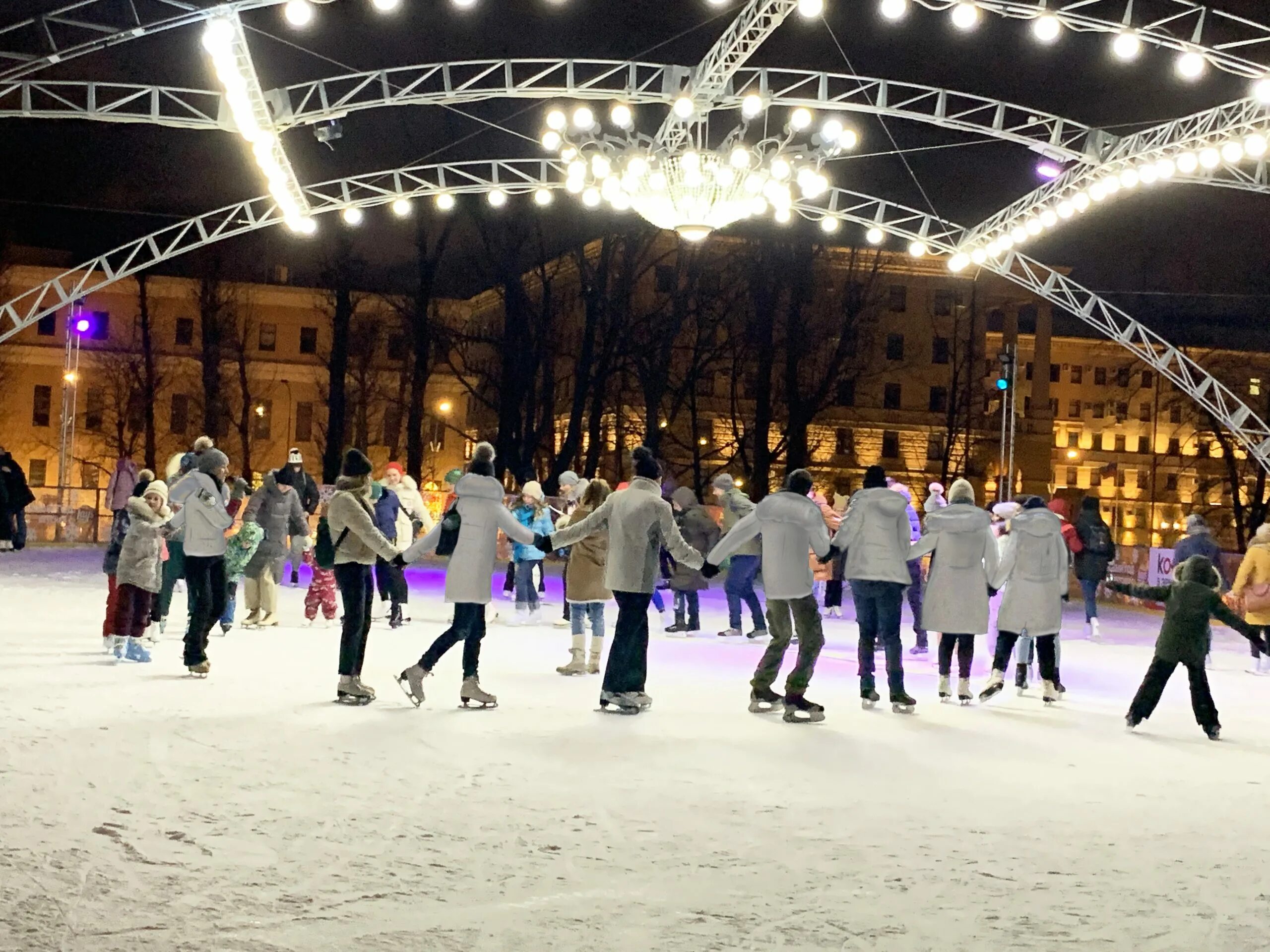 Каток на площади революции в москве 2023. "петербургская лига" хоккеистов 1907 год. Самый первый общественный каток в москве. Парк горького москва каток. Каток на красной площади 2022.