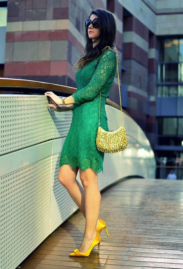 Зеленый платье какой туфли. Зеленое платье желтые туфли. Салатовое платье. Туфли под салатовое платье. Зеленое платье.