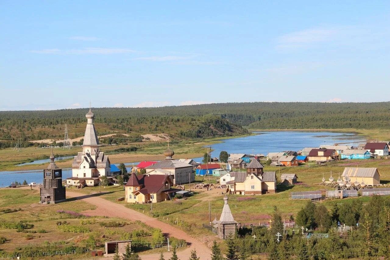 Успенская Церковь в Варзуге. Успенская Церковь в Варзуге Мурманской области. Варзуга колокольня. Золотой крест Варзуги.