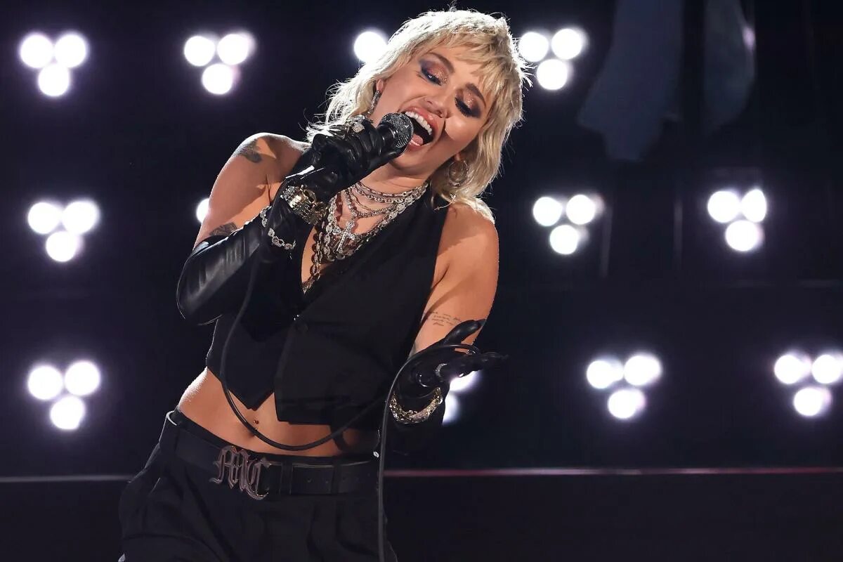 Стиль майли концерты. Концерт сайрус. Miley cyrus. Miley cyrus. Концерт сайрус.